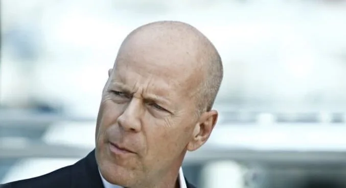 Bruce Willis esquecia falas e disparou arma fora de hora, dizem testemunhas