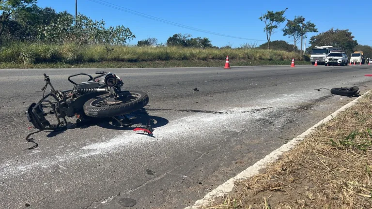 Motociclista morre em acidente com carro na Serra