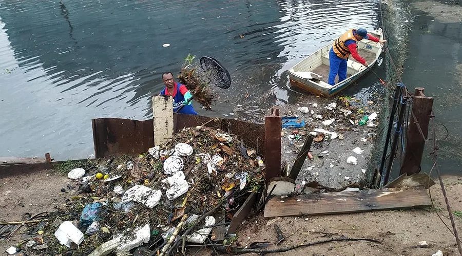 Prefeitura retira 1,8 tonelada de lixo de canais de esgoto em Vila Velha