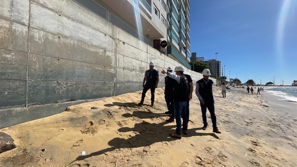 Crea-ES vistoria muro rachado em Guarapari e constata risco de queda