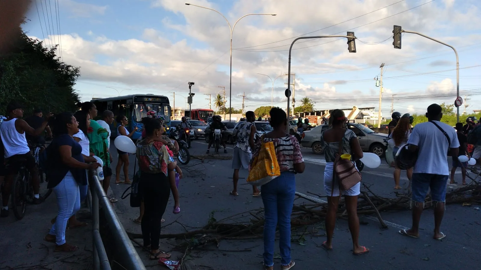 Rodovia do Sol é completamente interditada por protesto em Vila Velha