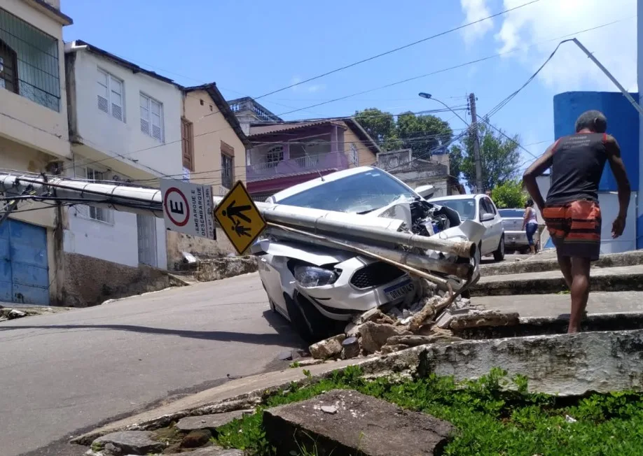 Motorista atropela pedestre, bate em carros e derruba poste em Vila Velha