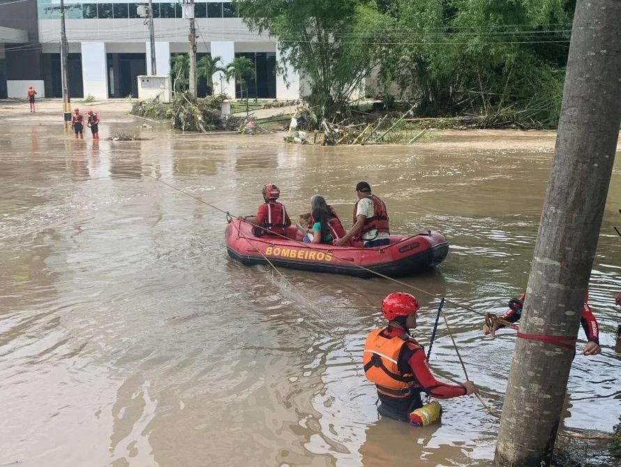 VÍDEO | Bombeiros do ES estão na Bahia para ajudar vítimas da chuva