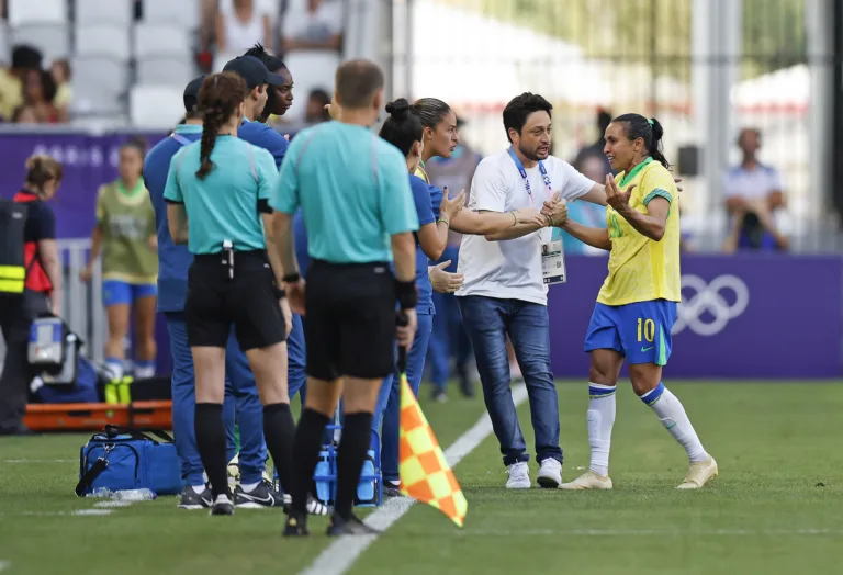 Marta é expulsa, Brasil perde da Espanha e tem de secar rivais