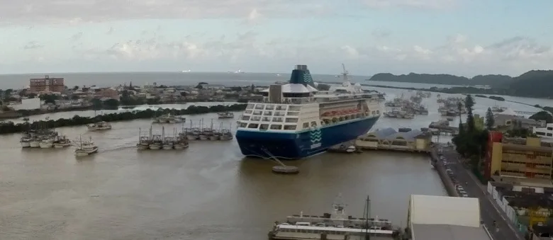 Pescadores mantêm cerco a cruzeiro com quase 2 mil pessoas em Santa Catarina