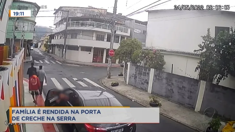 Família é rendida na porta de creche na Serra