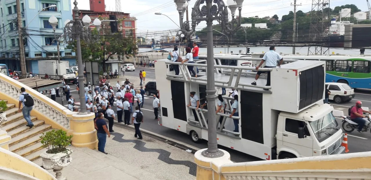 Após paralisação e tarde de manifestação em Vitória, circulação dos ônibus retorna aos poucos