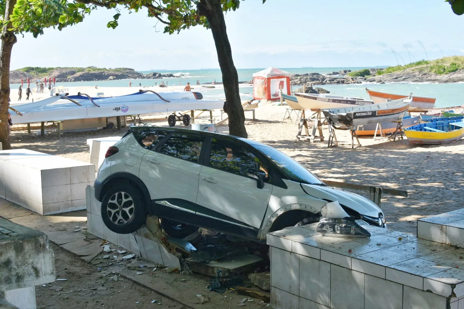 Motorista embriagado invade calçadão e destrói banca de pescadores na Praia da Costa