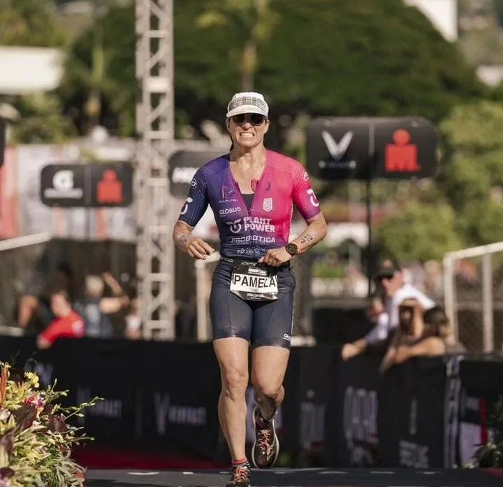 Pâmella Oliveira, a "Dama de Ferro", faz história no Ironman do Havaí