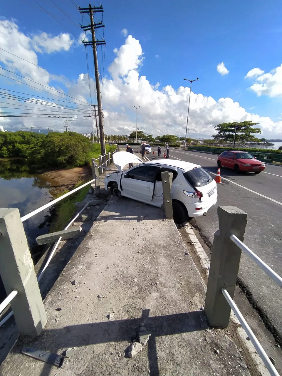 Acidente com carro na Ponte de Camburi deixa motorista ferido