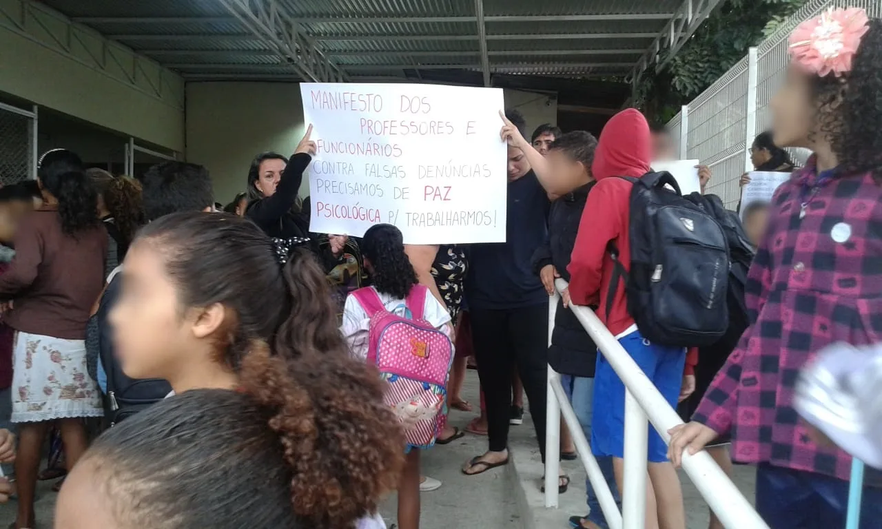 Pais denunciam agressões de professores em escola da Serra; professores protestam contra 'falsas denúncias'