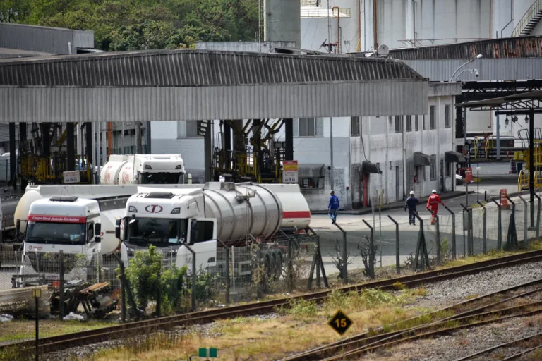 Motoristas de caminhão-tanque aceitam proposta e encerram greve no ES