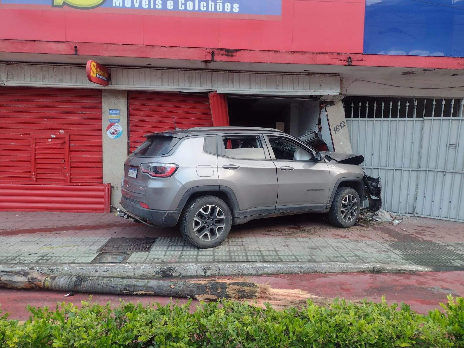 Motorista com sinais de embriaguez entra com carro em loja de Vila Velha