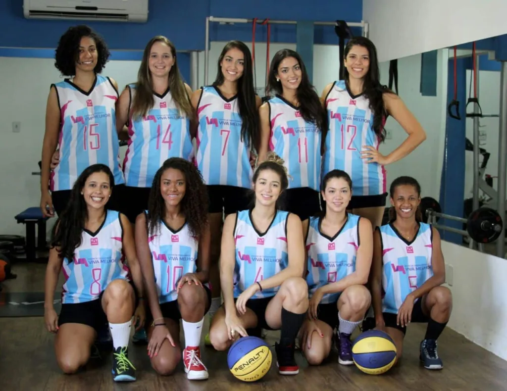 Diferentes profissões mas uma paixão em comum: o basquetebol. E é por esse amor que as meninas prometem lutar em quadra pelo título da competição e o fortalecimento da modalidade no ES. (Foto: Assessoria Viva Melhor)