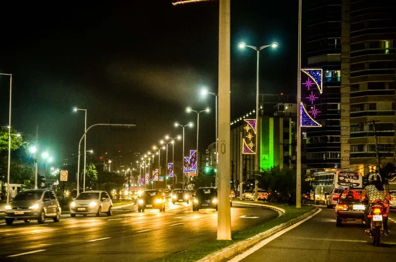 Iluminação de Natal na Avenida Dante Michelini – Praia de Camburi