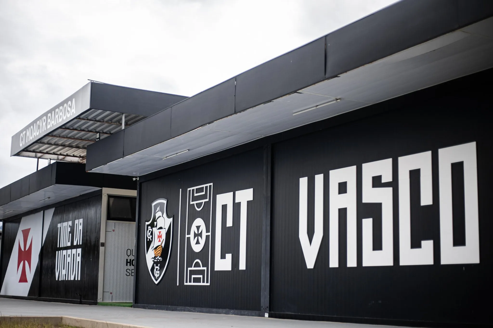 VÍDEO | Torcedores do Vasco protestam cobram jogadores no CT: "Frouxos"