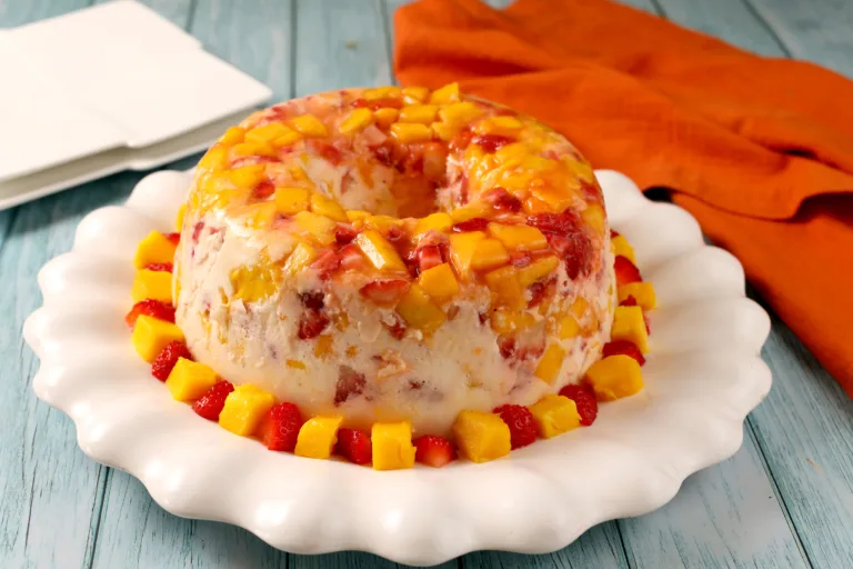 Aprenda a fazer um gelado de limão e frutas para a sobremesa