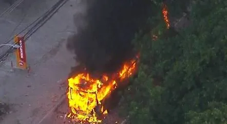 Morte de miliciano leva a maior ataque a ônibus da história do Rio