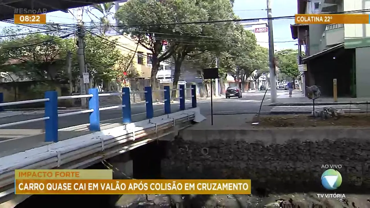 Carro quase cai em valão após colisão na Praia da Costa