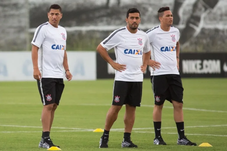 Os jogadores Ralf, Edilson e Luciano durante treino de reapresentação do elenco do Corinthians no CT Joaquim Grava, zona leste de São Paulo (SP), nesta segunda-feira (05). A equipe se prepara para o início da temporada 2015.