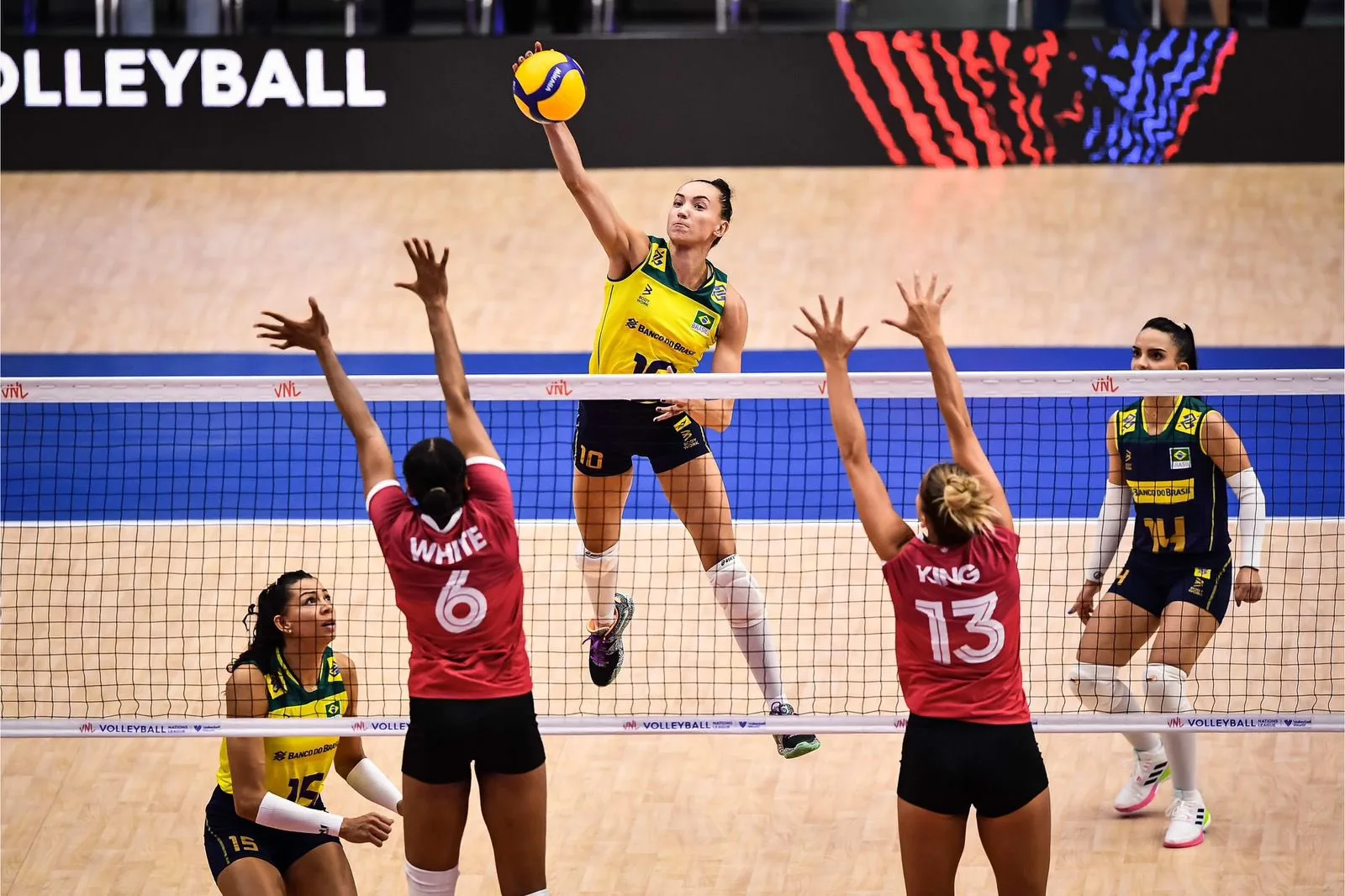 Seleção feminina de vôlei oscila demais e perde do Canadá na Liga das Nações