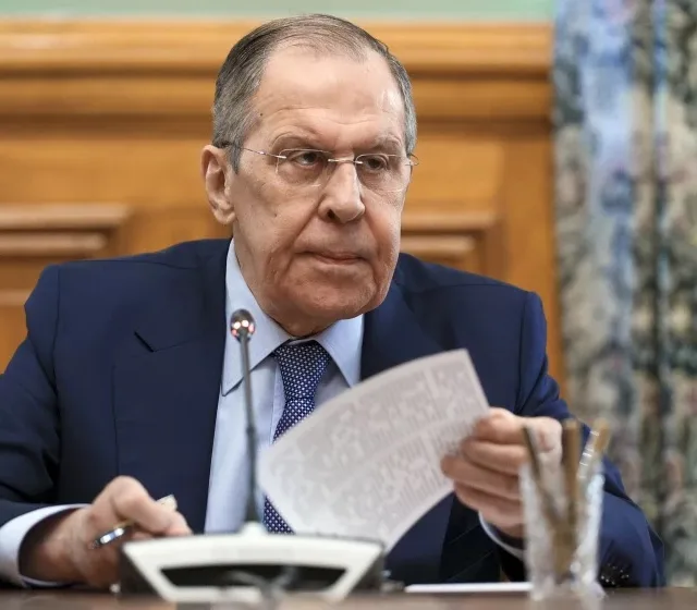 Jornalista questiona Lavrov: 'como você dorme à noite?'