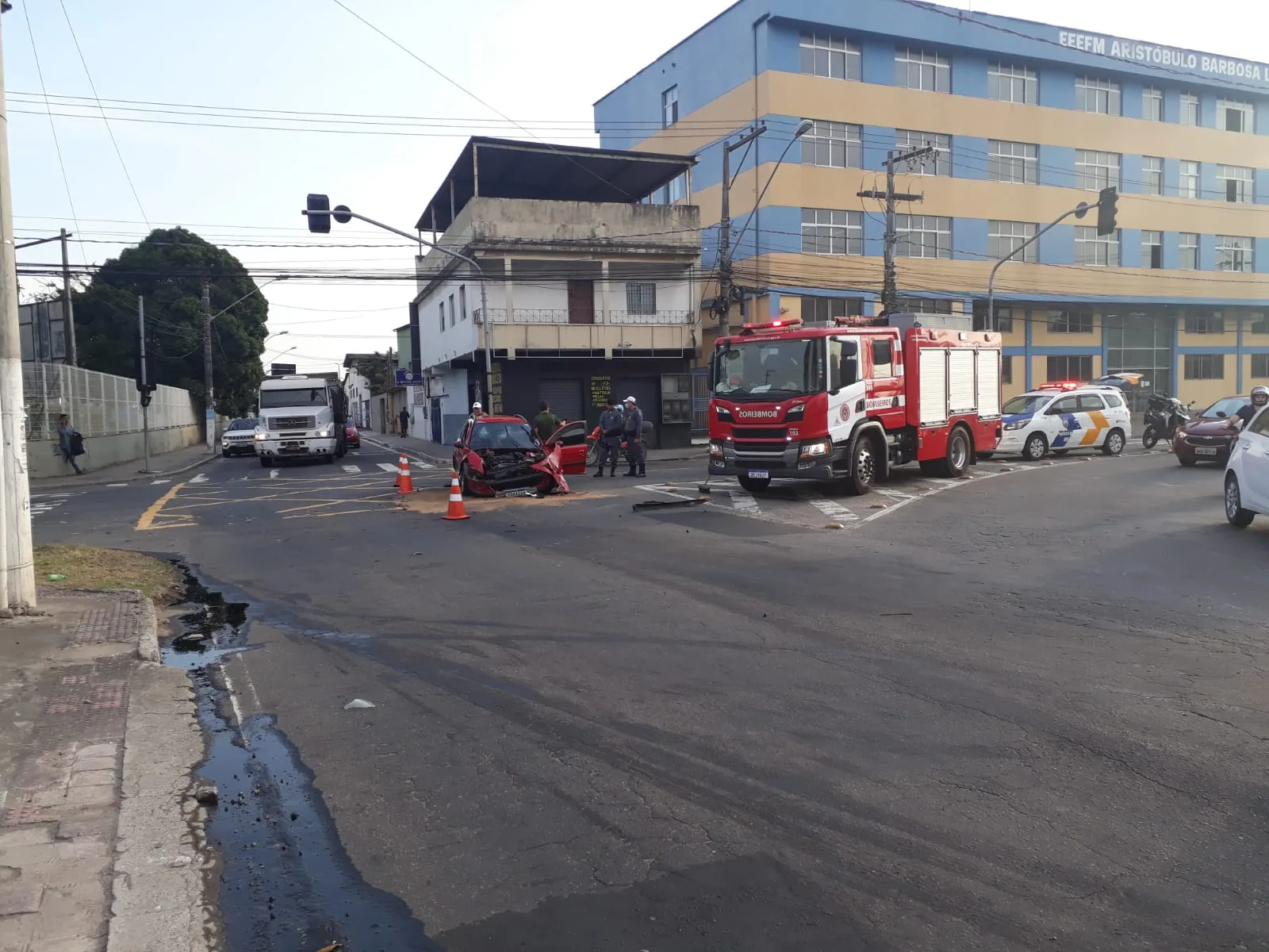 Carro bate em caminhão-tanque e óleo fica espalhado na pista na Avenida Norte Sul