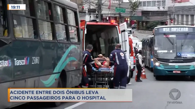 Ônibus bate na traseira de outro e deixa cinco feridos