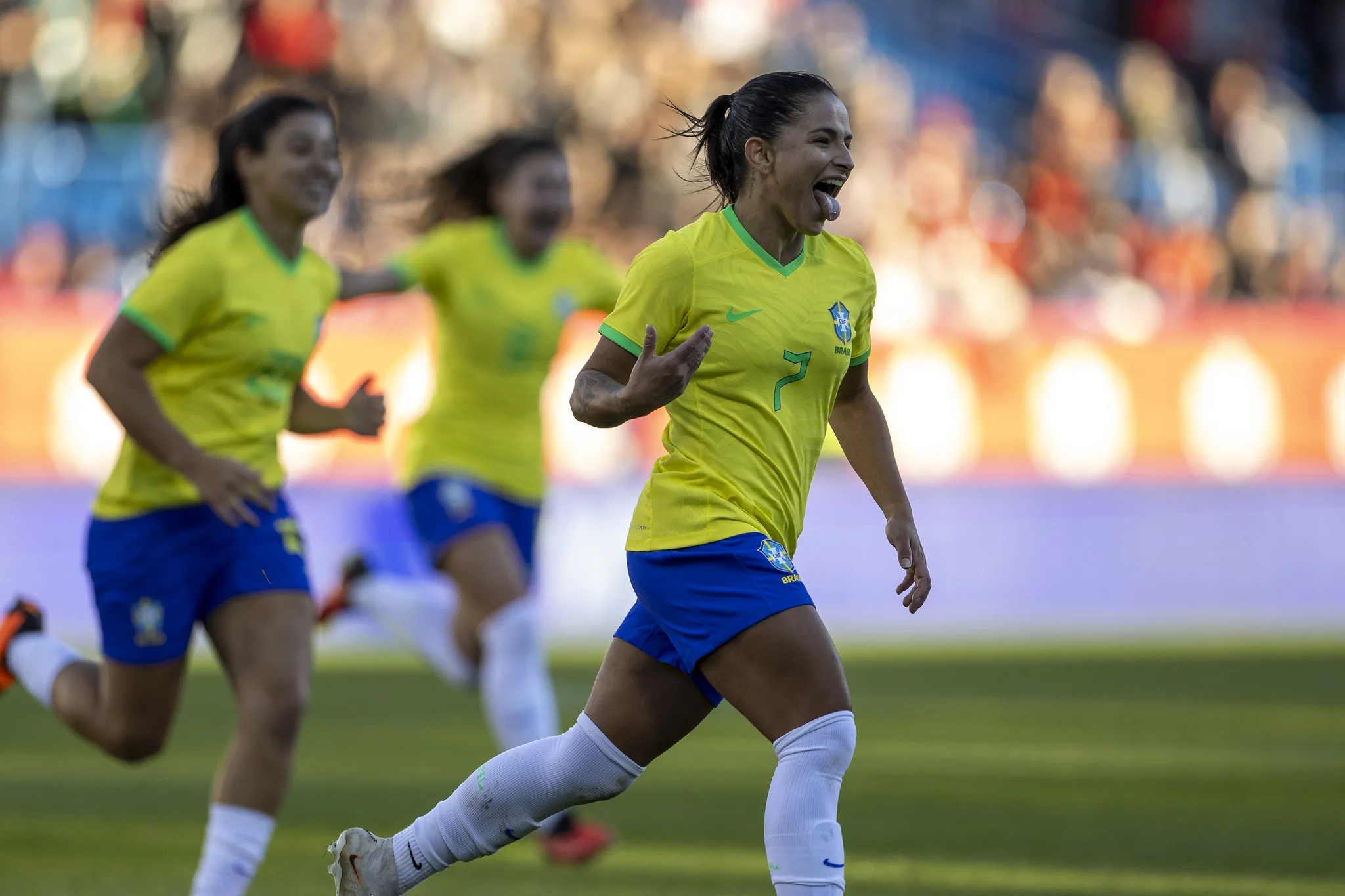 Brasil vence Canadá na estreia do técnico Arthur Elias