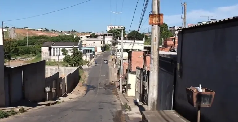 Homem com tornozeleira eletrônica é agredido por populares após tentar assaltar taxista em Cariacica