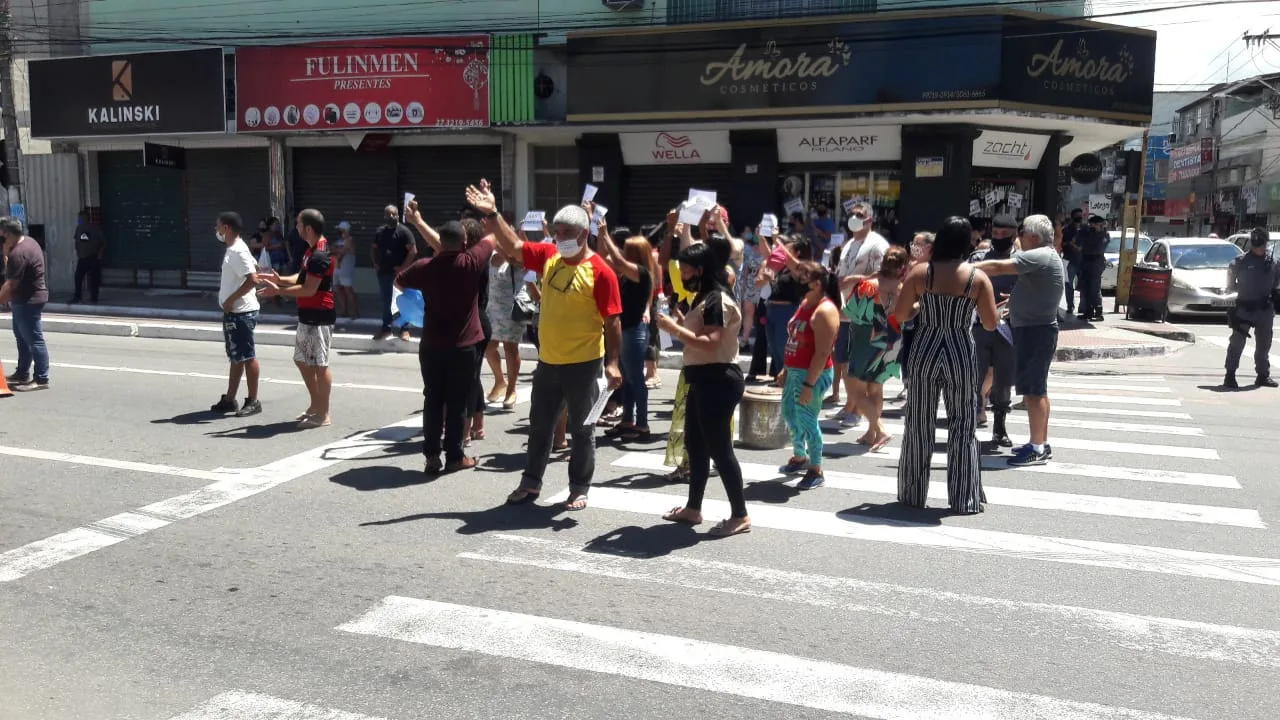 Lojistas descumprem decreto e protestam contra fechamento total em Vila Velha