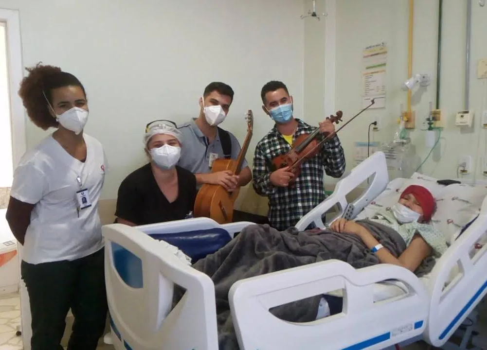 VÍDEO | Internada com câncer, paciente recebe  homenagem do marido em hospital de Vila Velha