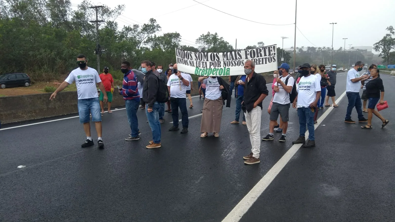 BR-101 é liberada após ser parcialmente interditada por manifestantes em Cariacica