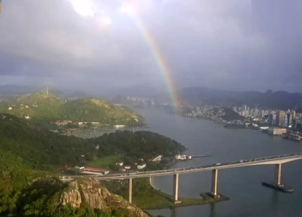 Arco-íris colore céu de Vitória nesta sexta-feira