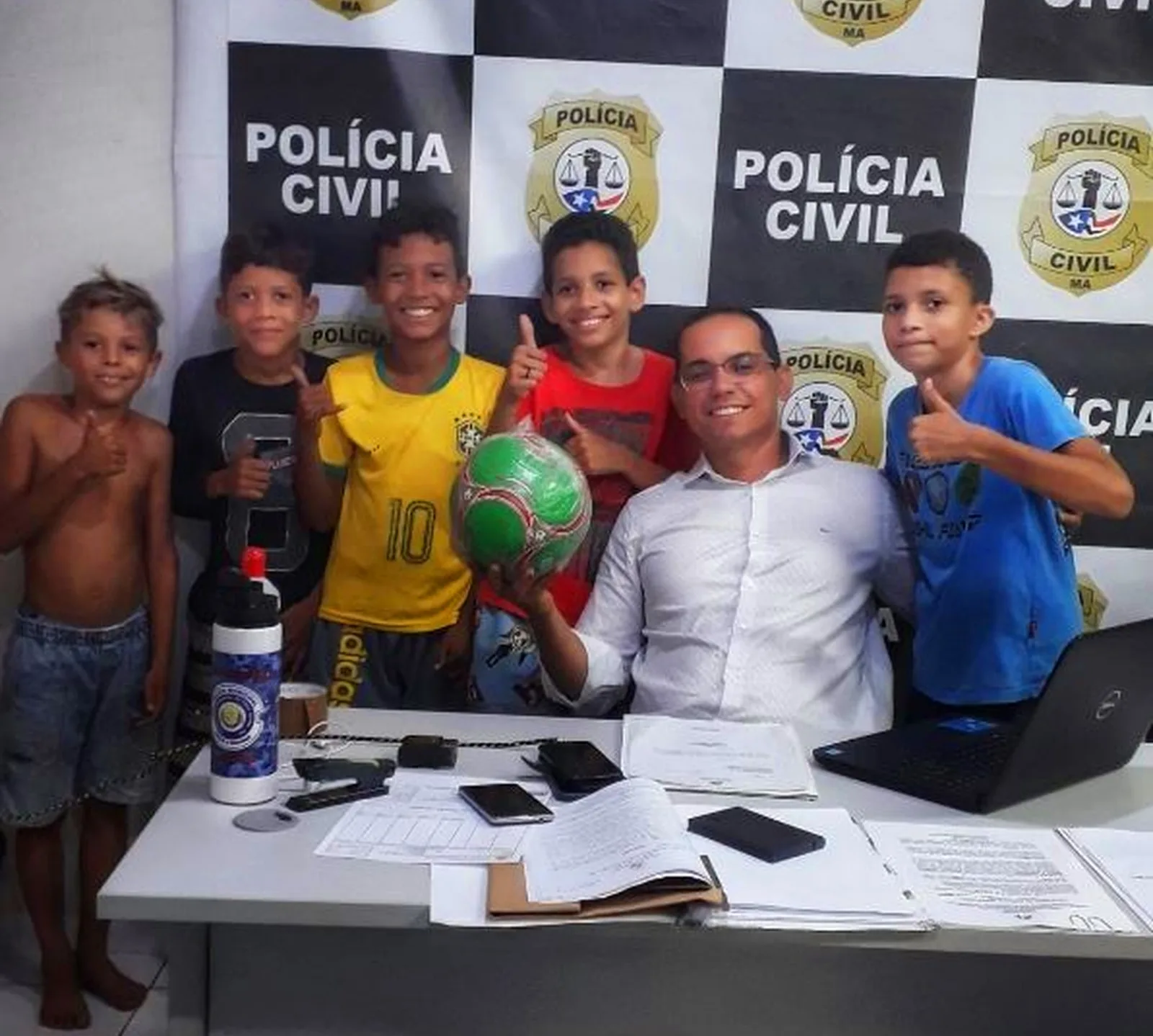 Quem nunca?  Crianças procuram delegacia após vizinha tomar bola e imagem viraliza