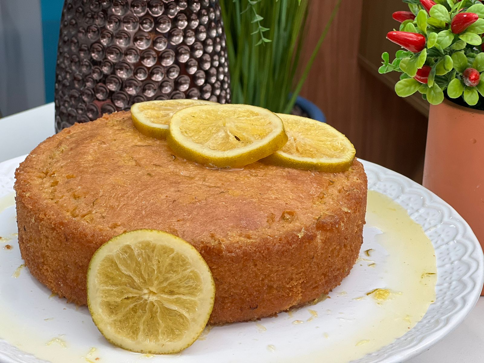 Tradicional e sem erro! Aprenda a fazer a um delicioso bolo de laranja para café da tarde