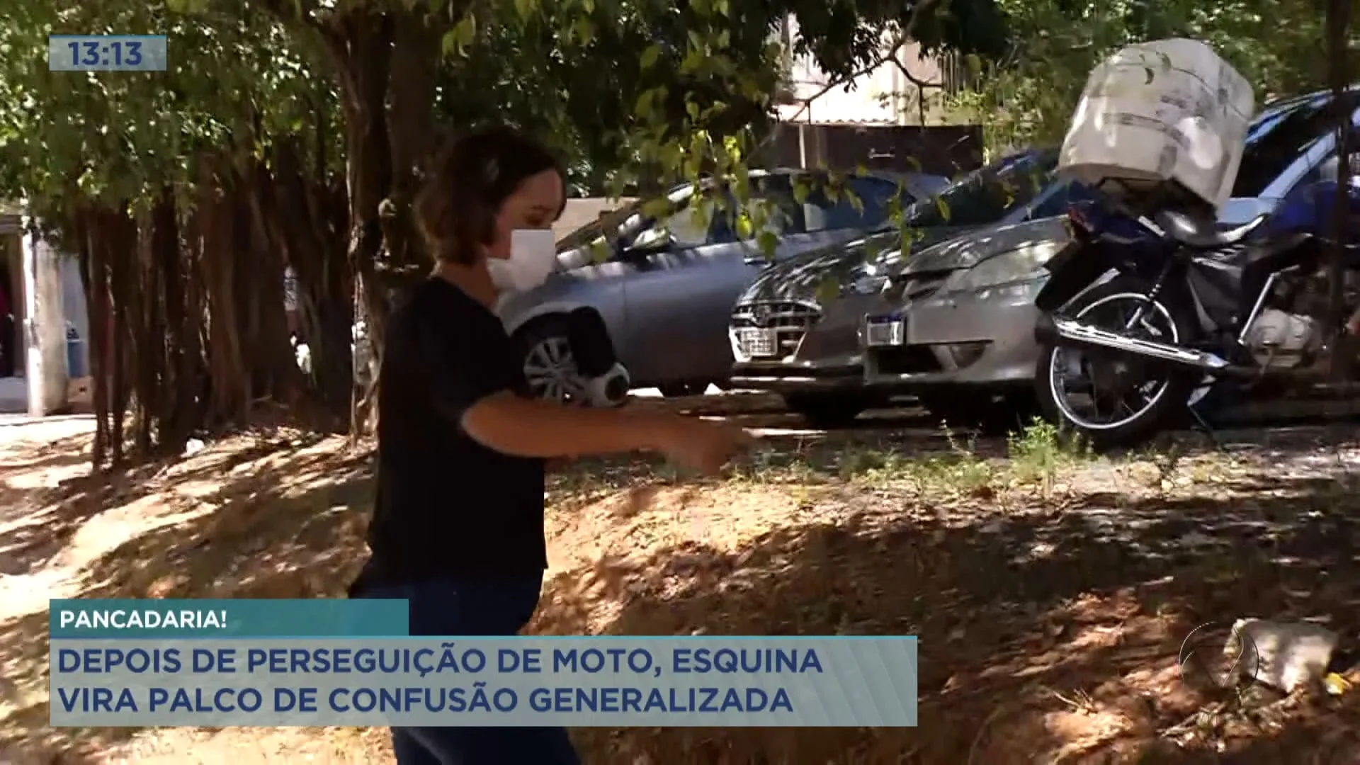 Quatro homens saem na porrada no meio da rua