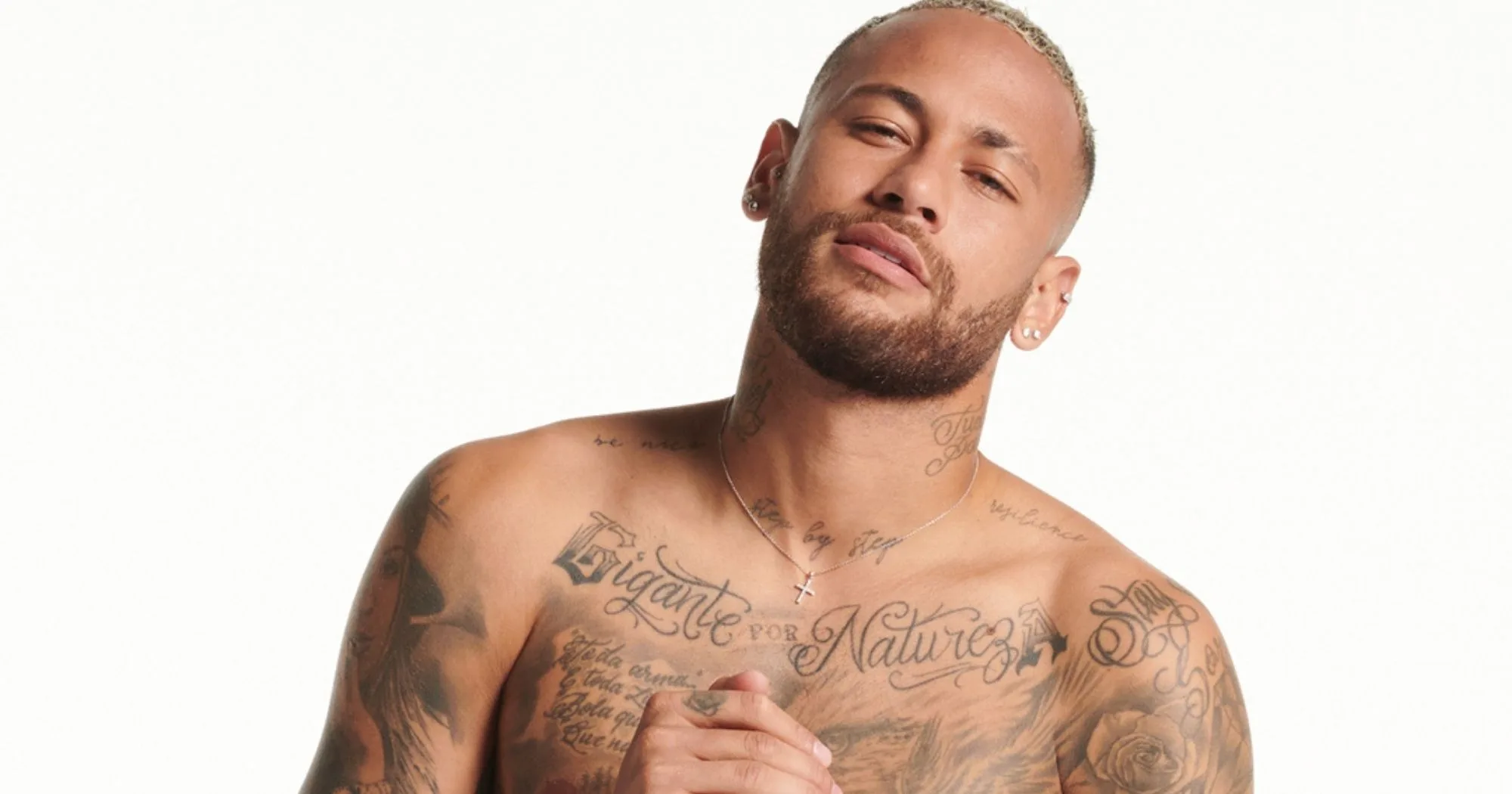 Neymar surge só de cueca e posa bem à vontade para fotos