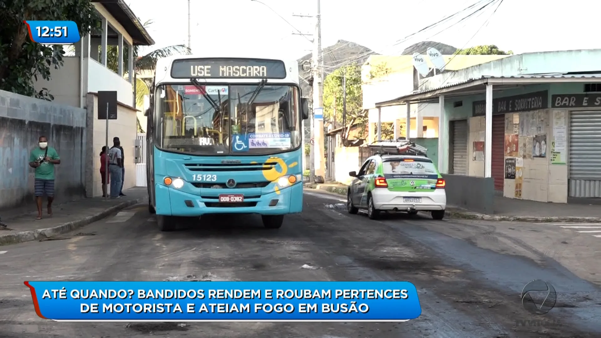 Criminosos ateiam fogo em ônibus, na Serra