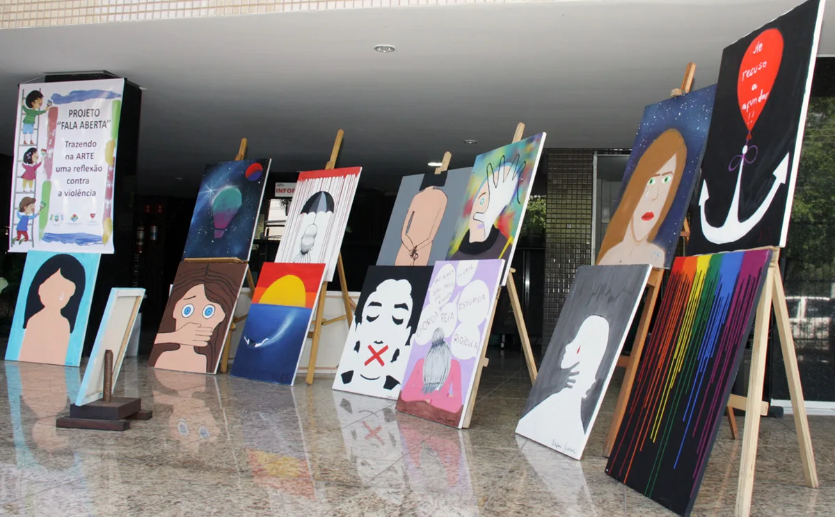 Adolescentes do Creas de Venda Nova expõem peças de arte na Prefeitura