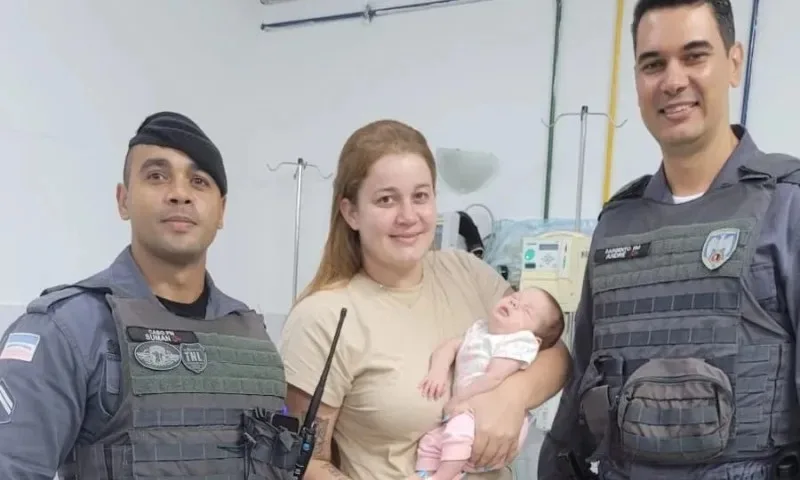 Bebê de 1 mês engasga dormindo e é salva por policiais