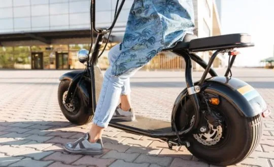 De CNH a capacete: saiba o que é preciso para pilotar scooters