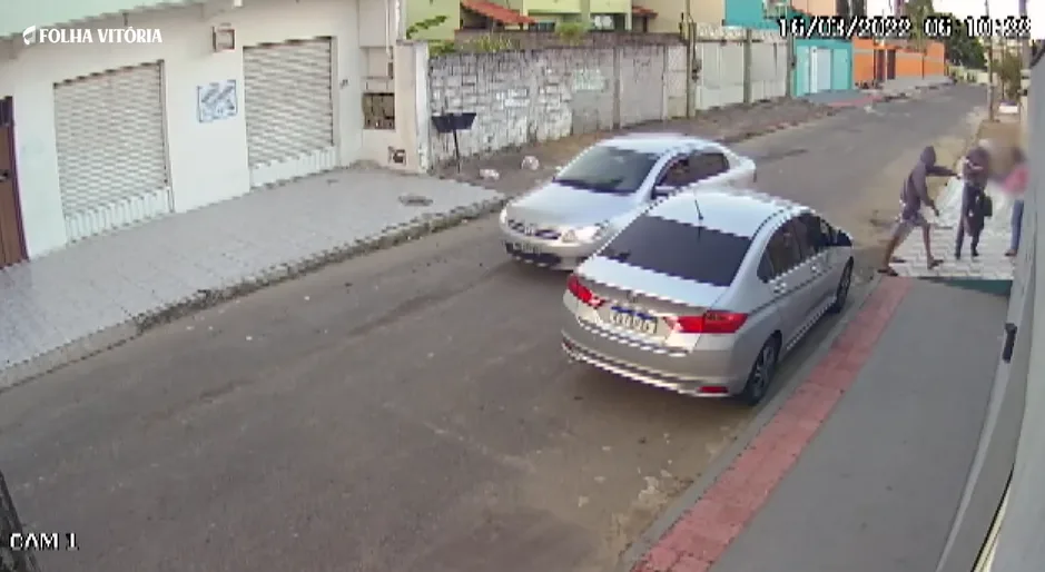 VÍDEO| Professora é rendida na frente de escola e tem carro roubado, na Serra