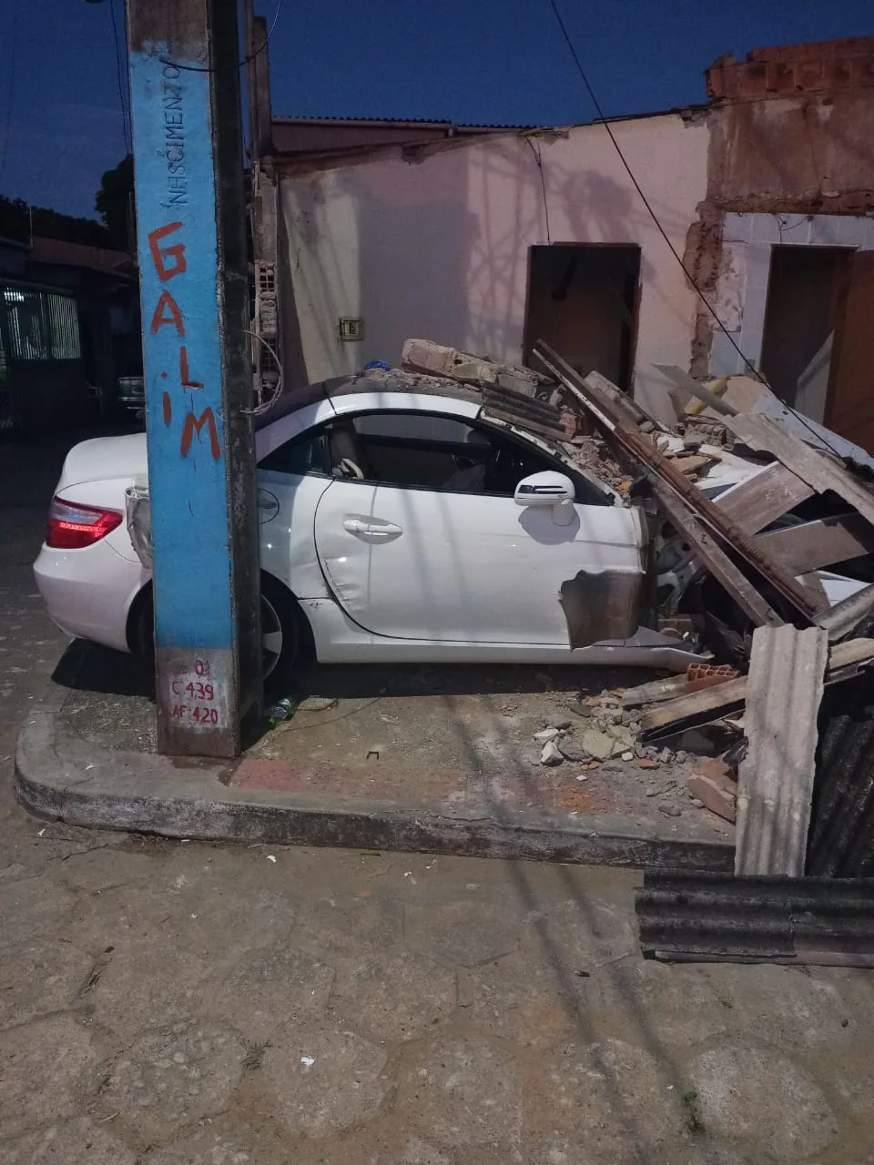 Após derrubar muro, carro invade casa em Anchieta