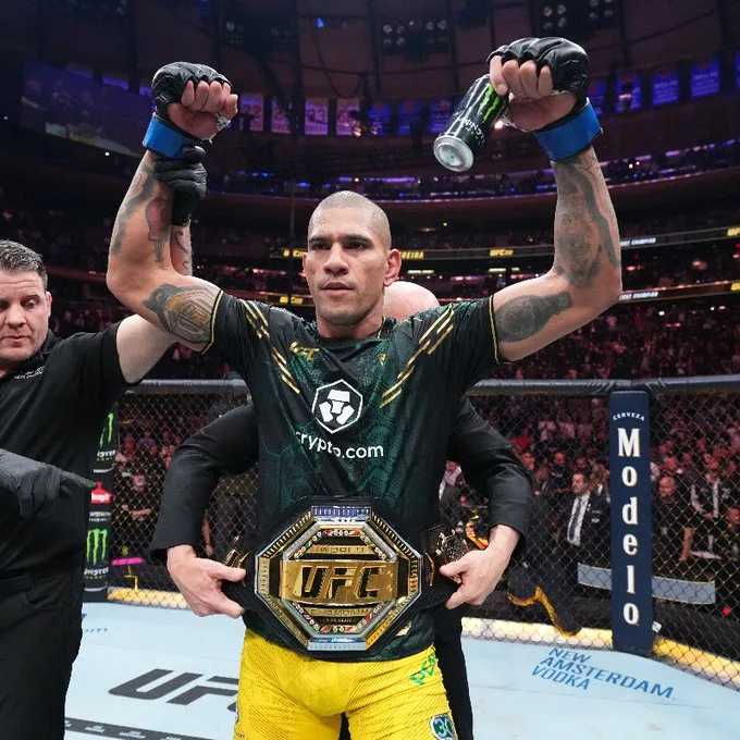 Campeão do UFC diz que ex-namorada o agrediu