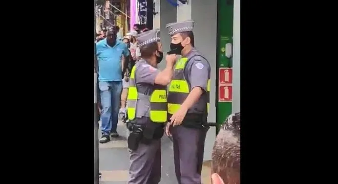 VÍDEO | PM aponta arma para o rosto de outro policial durante discussão em SP