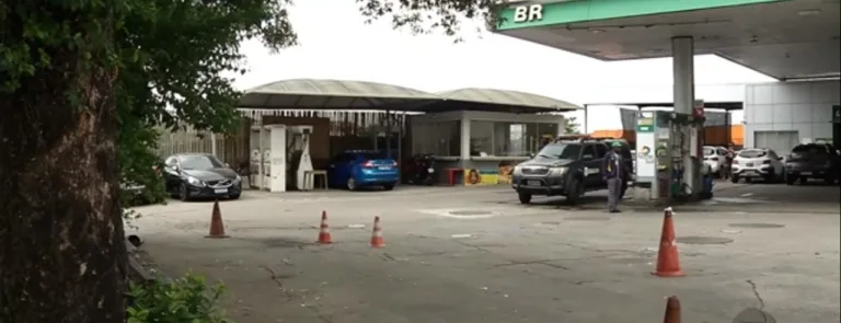 Homem se apresenta como PM, causa confusão em posto de gasolina e atira em cliente na Serra