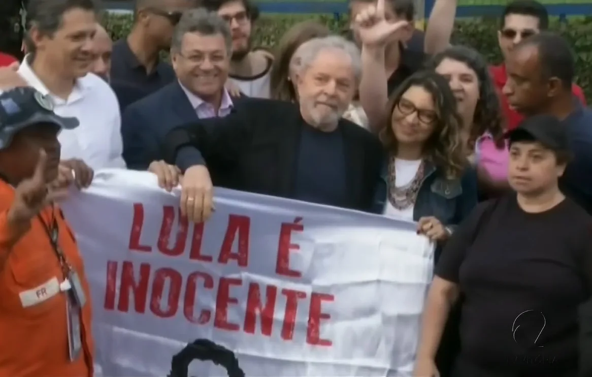 Dos dez assuntos mais comentados no Twitter, quatro são relacionados a Lula