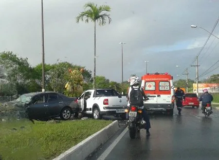 Mulher fica ferida após acidente entre carro e ônibus na ES-010, na Serra