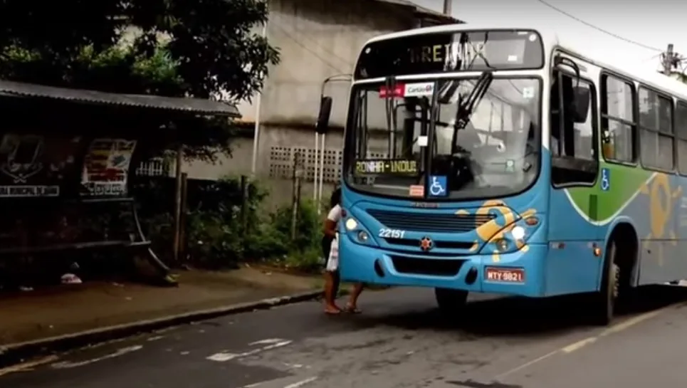 Motoqueiros fazem arrastão em ponto de ônibus e assaltam oito passageiros